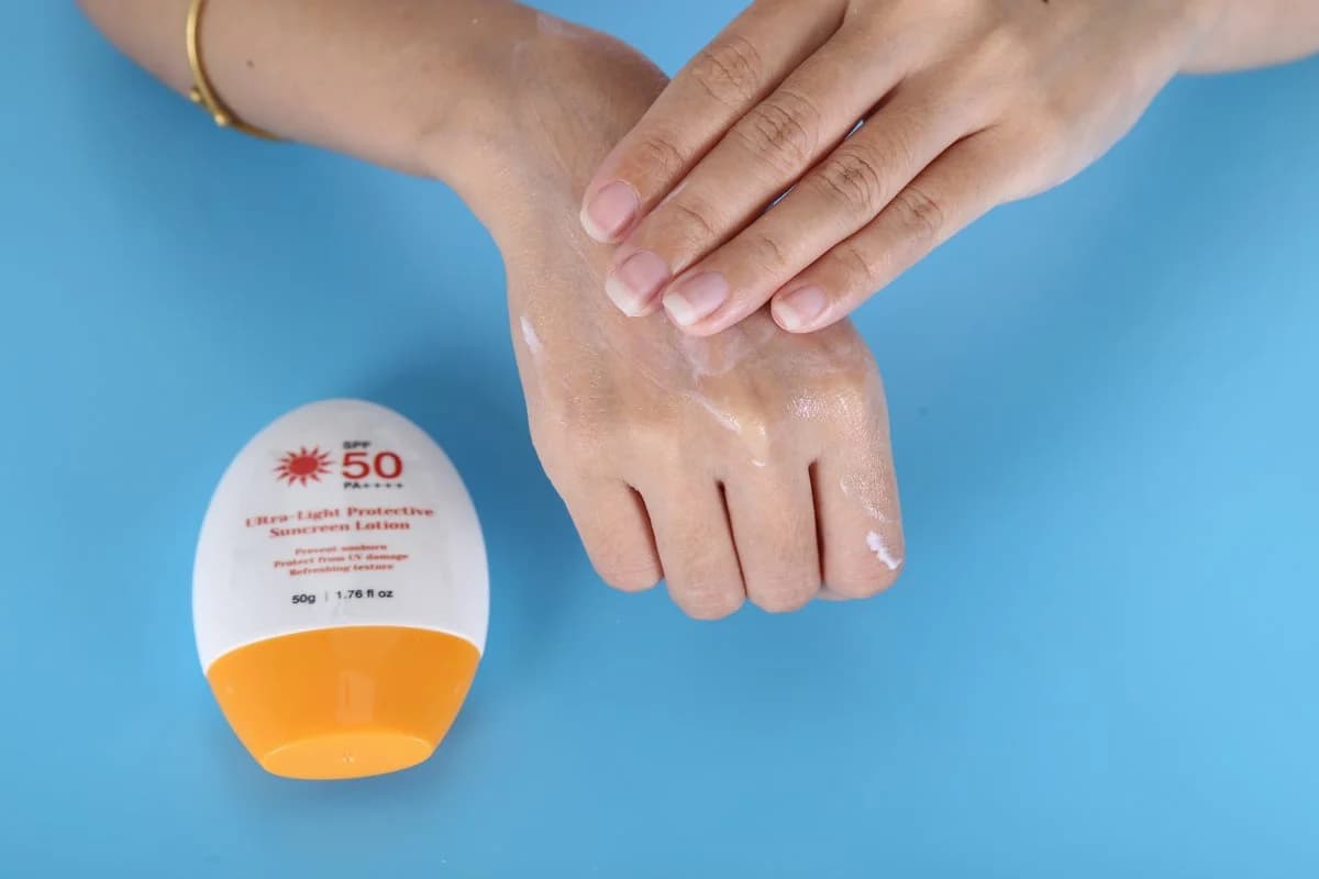 Солнцезащитный крем широкого спектра SPF 50+ - 22