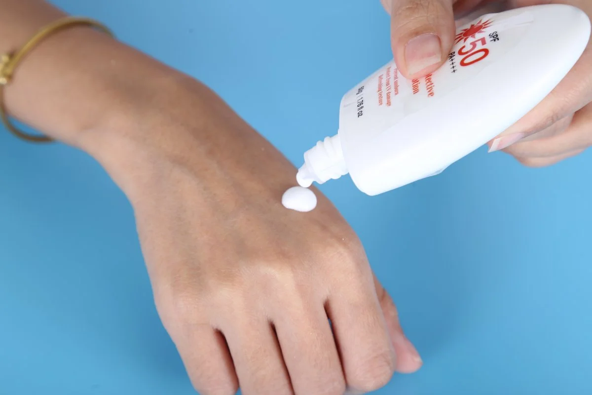 Солнцезащитный крем широкого спектра SPF 50+ - 28