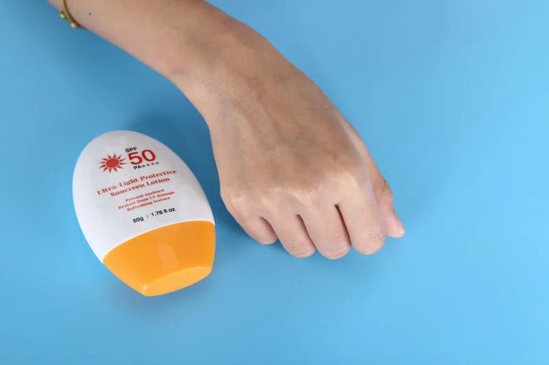 Солнцезащитный крем широкого спектра SPF 50+ - 13